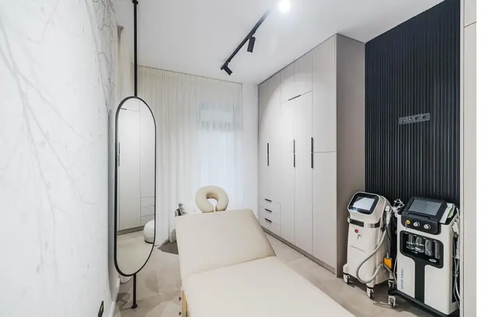 Cabină de tratament cu aparatură profesională, cabinet Adrett Beauty Med